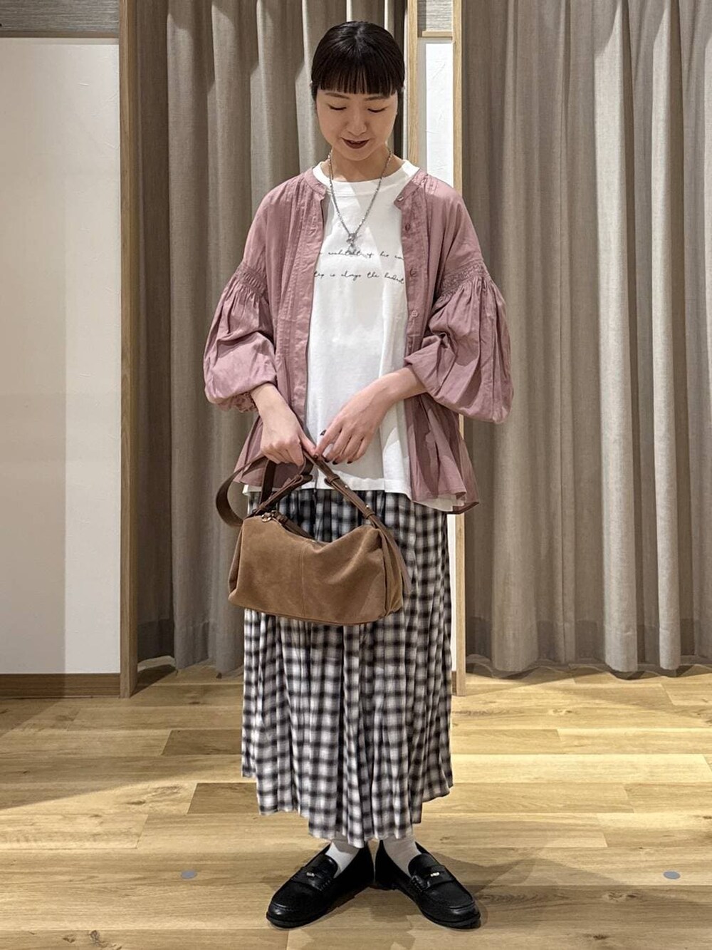 その他のTシャツ/カットソー、ブラック系のローファー、ブラウン系のショルダーバッグを着用したレディースの冬コーディネートの5枚目の写真