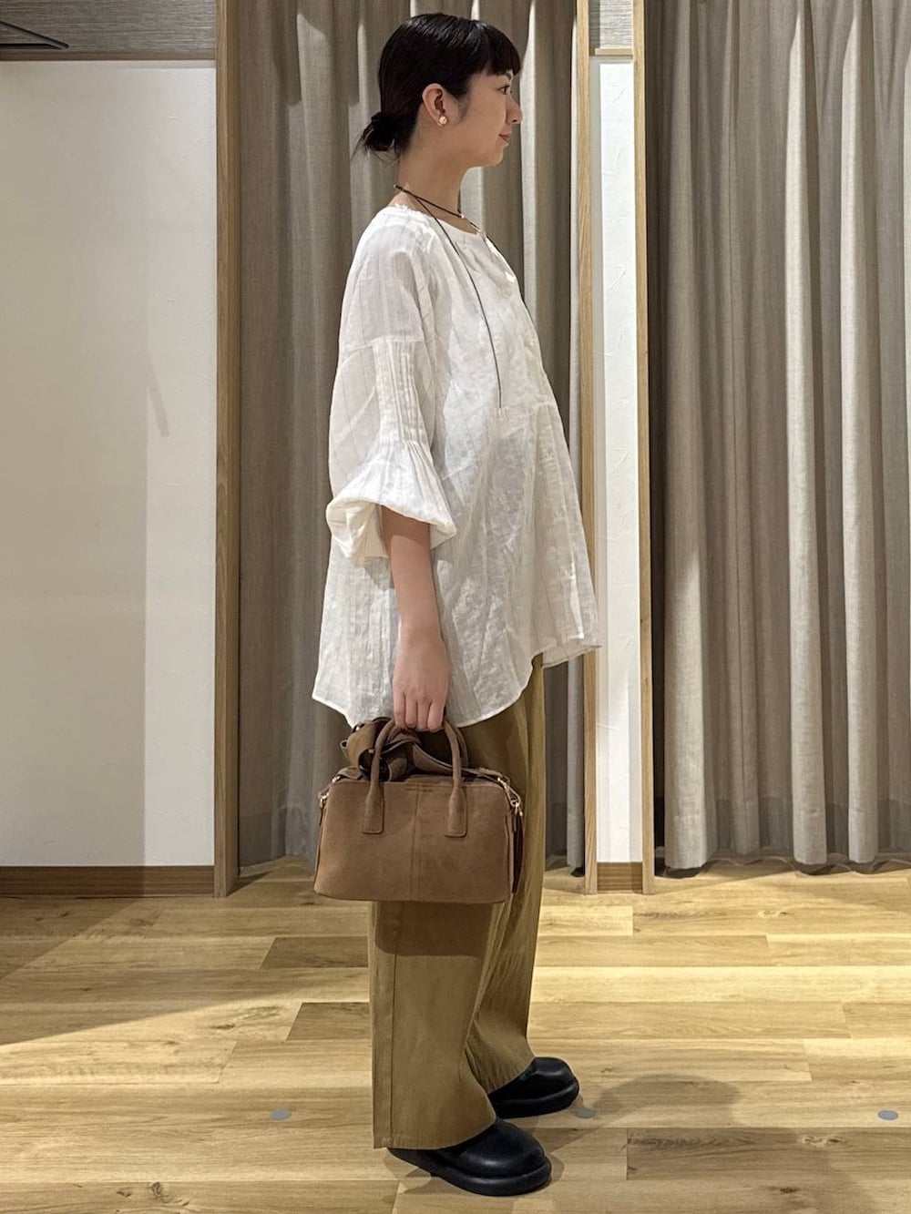 ブラック系のサンダル、ベージュ系のその他パンツ、ベージュ系のシャツ/ブラウスを着用したレディースの春コーディネートの5枚目の写真