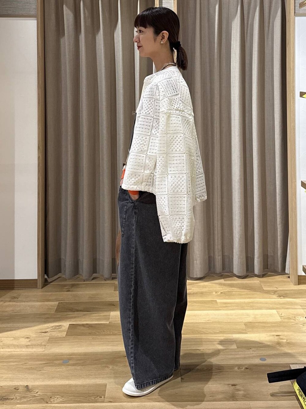 ブラック系のサロペット/オーバーオール、ベージュ系のトートバッグ、ホワイト系のスニーカーを着用したレディースの春コーディネートの3枚目の写真