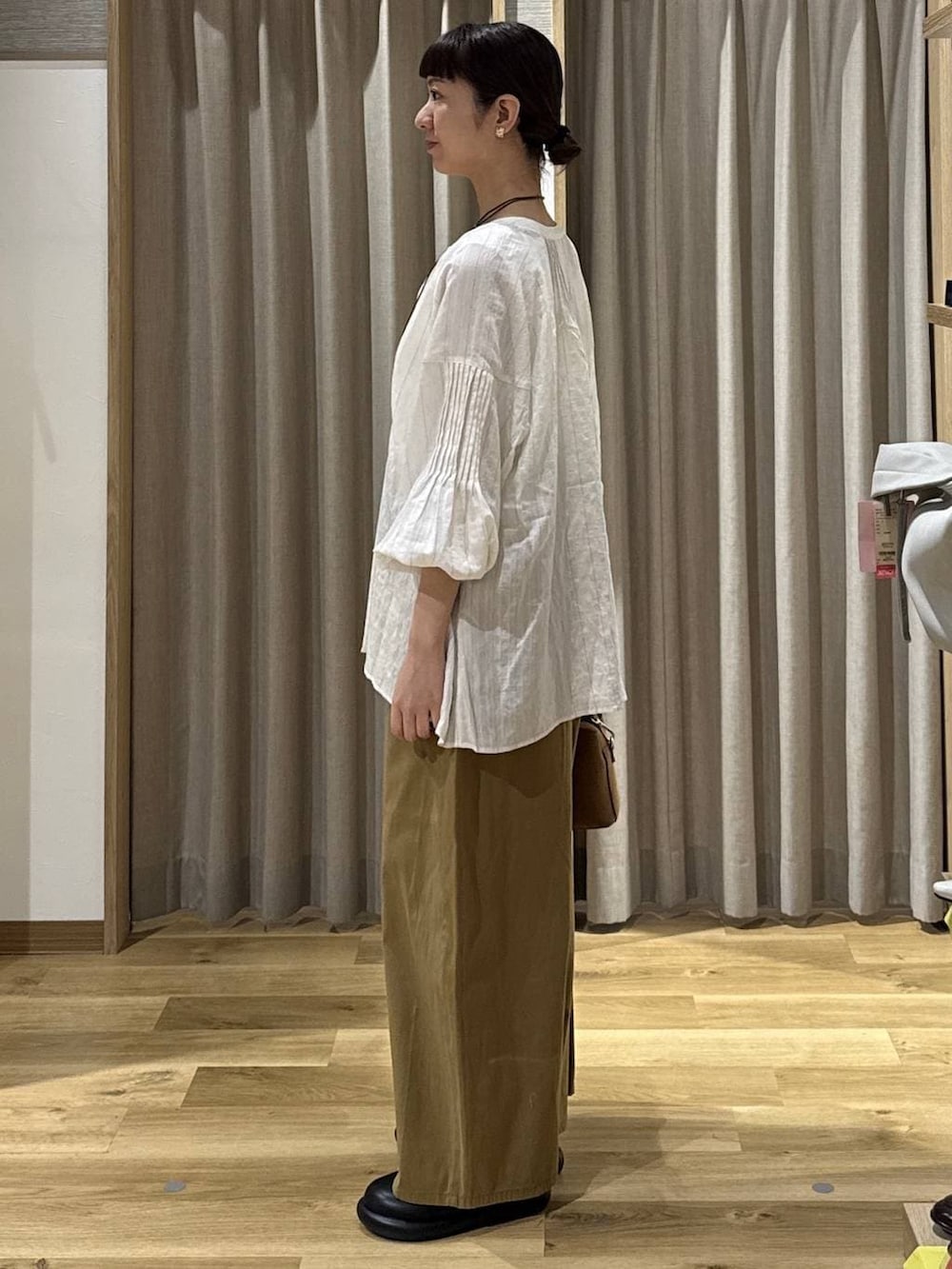 ブラック系のサンダル、ベージュ系のその他パンツ、ベージュ系のシャツ/ブラウスを着用したレディースの春コーディネートの3枚目の写真