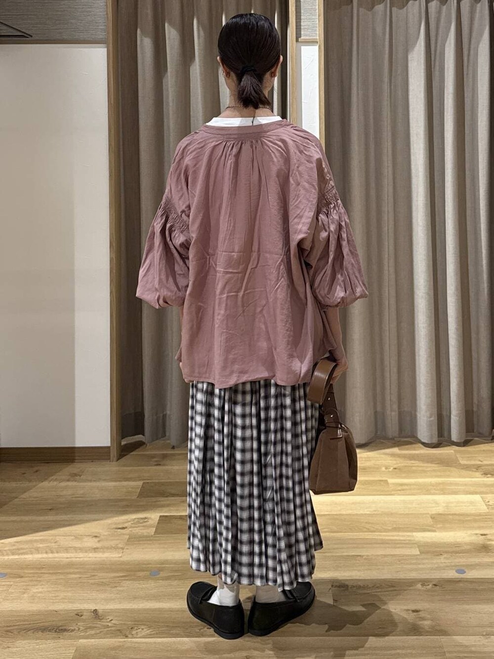 その他のTシャツ/カットソー、ブラック系のローファー、ブラウン系のショルダーバッグを着用したレディースの冬コーディネートの3枚目の写真