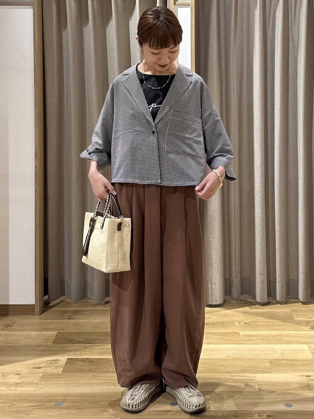 ベージュ系のショルダーバッグ、ブラウン系のその他パンツ、その他のシャツ/ブラウスを着用したレディースの夏コーディネートの2枚目の写真