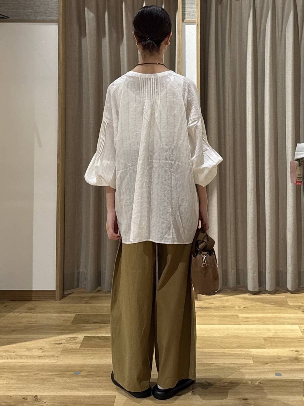 ブラック系のサンダル、ベージュ系のその他パンツ、ベージュ系のシャツ/ブラウスを着用したレディースの春コーディネートの4枚目の写真