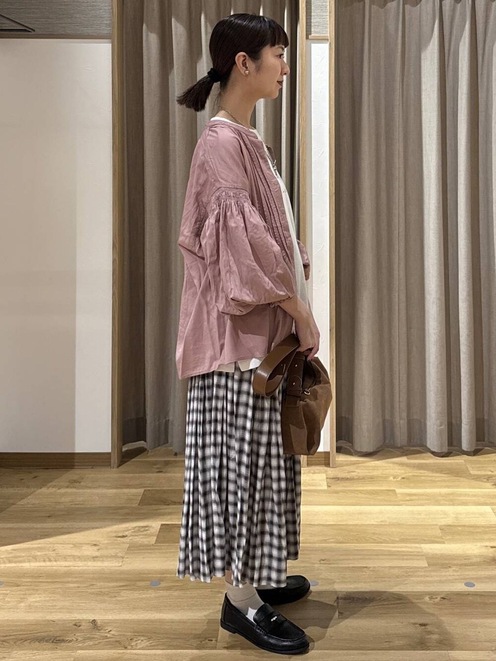 その他のTシャツ/カットソー、ブラック系のローファー、ブラウン系のショルダーバッグを着用したレディースの冬コーディネートの4枚目の写真