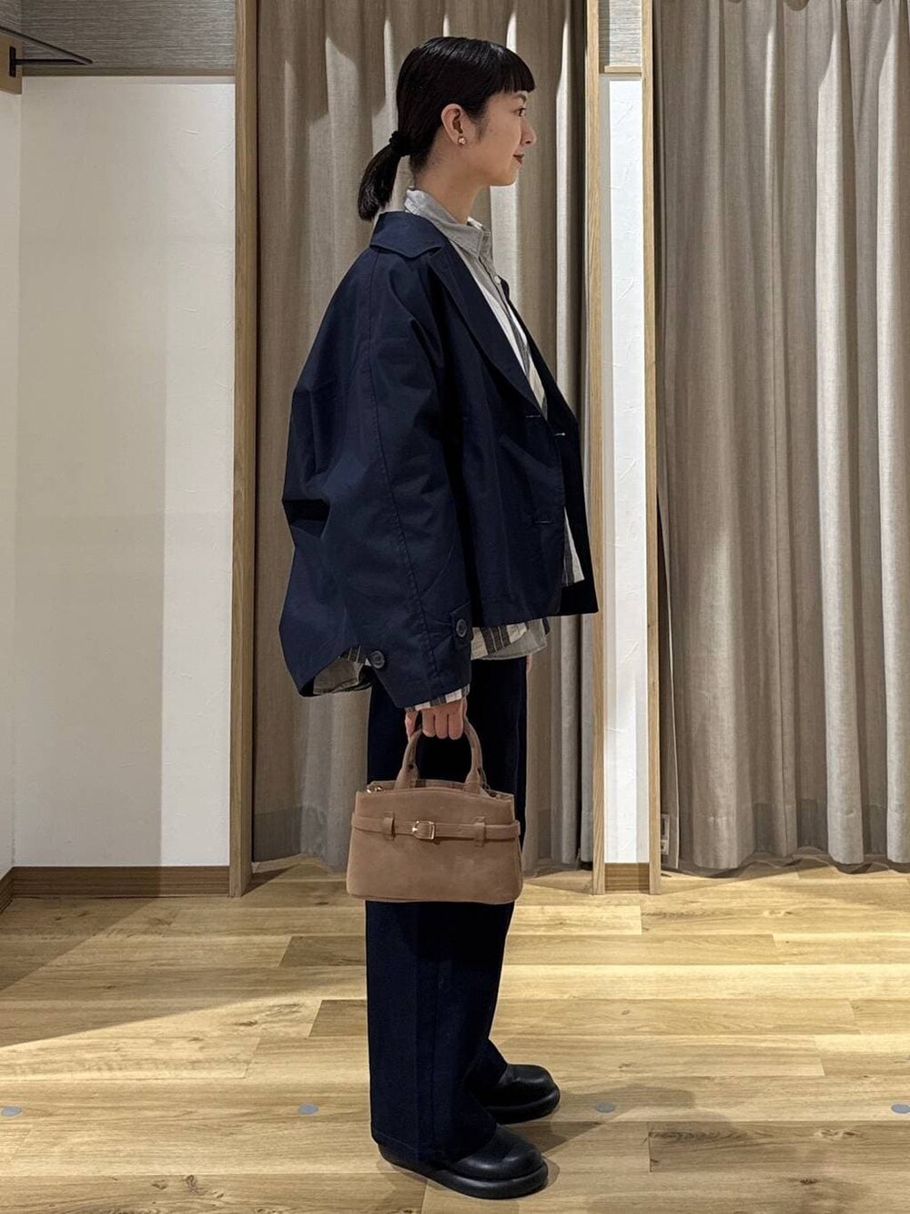 ブラック系のサンダル、グレー系のシャツ/ブラウス、ブルー系のその他パンツを着用したレディースの春コーディネートの5枚目の写真