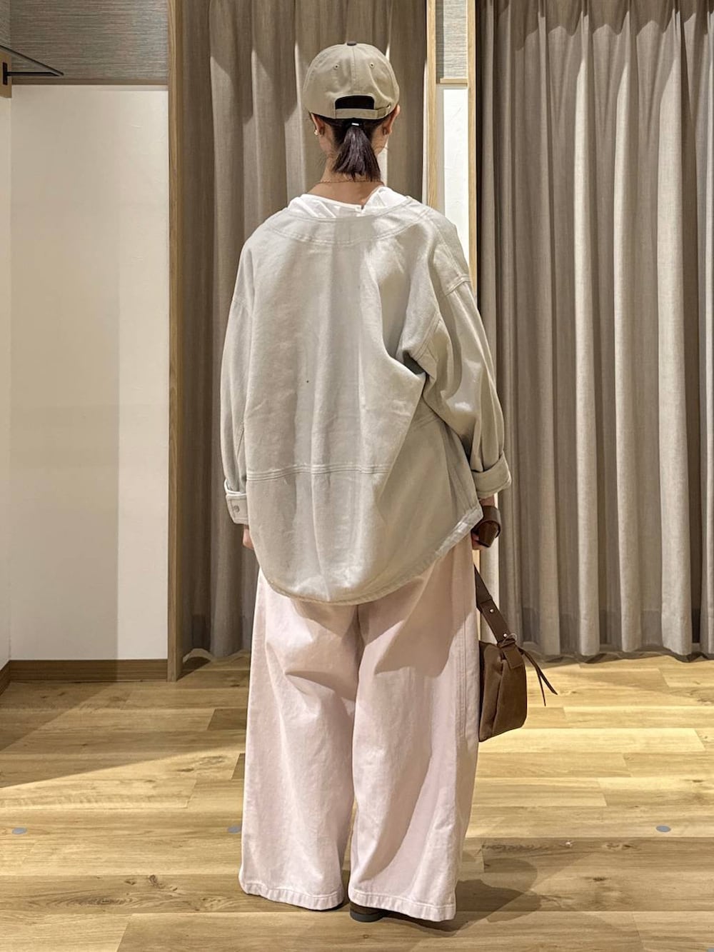 グレー系のノーカラージャケット、ピンク系のチノパンツ、イエロー系のローファーを着用したレディースの冬コーディネートの3枚目の写真