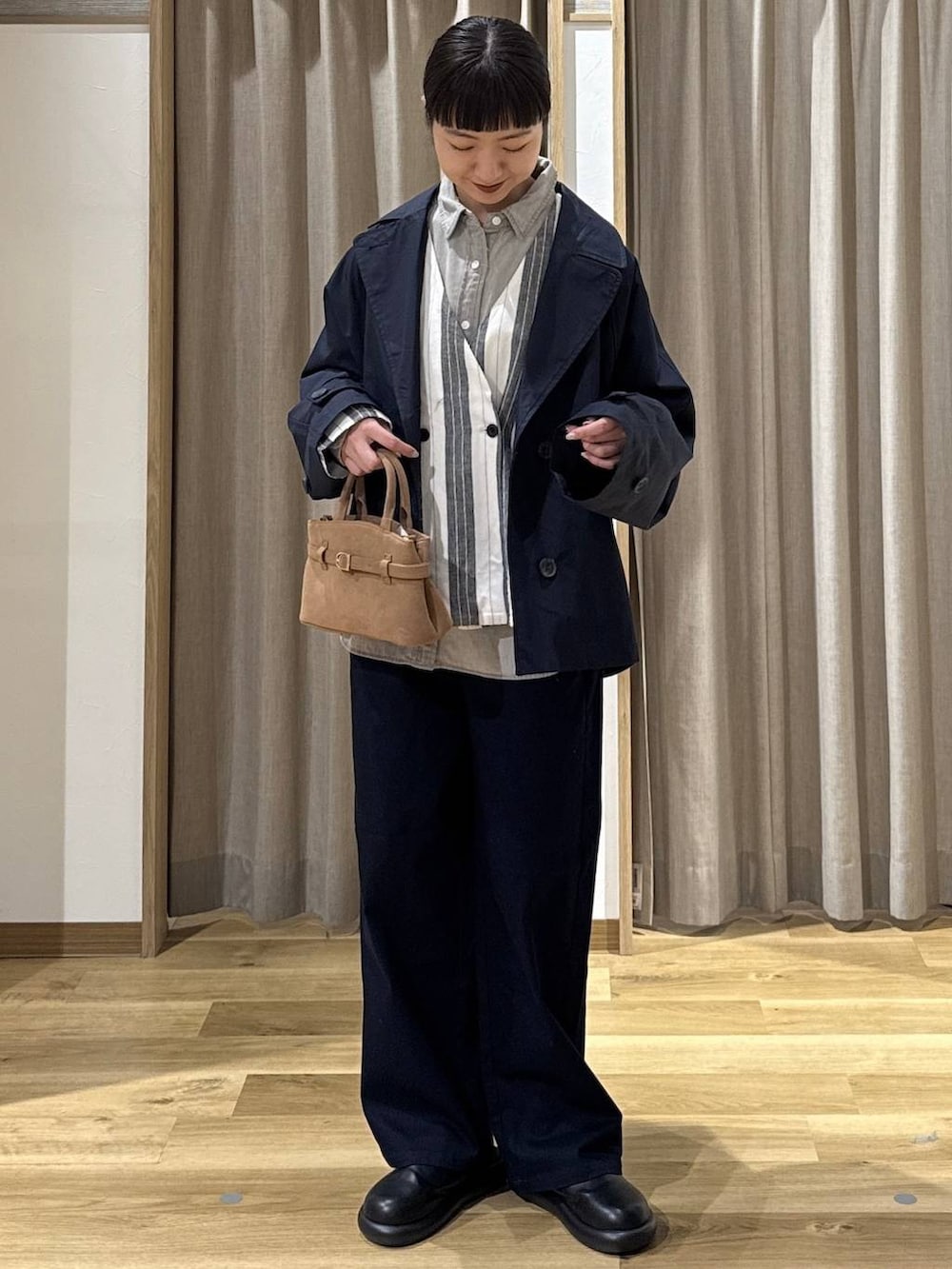 ブラック系のサンダル、グレー系のシャツ/ブラウス、ブルー系のその他パンツを着用したレディースの春コーディネートの2枚目の写真