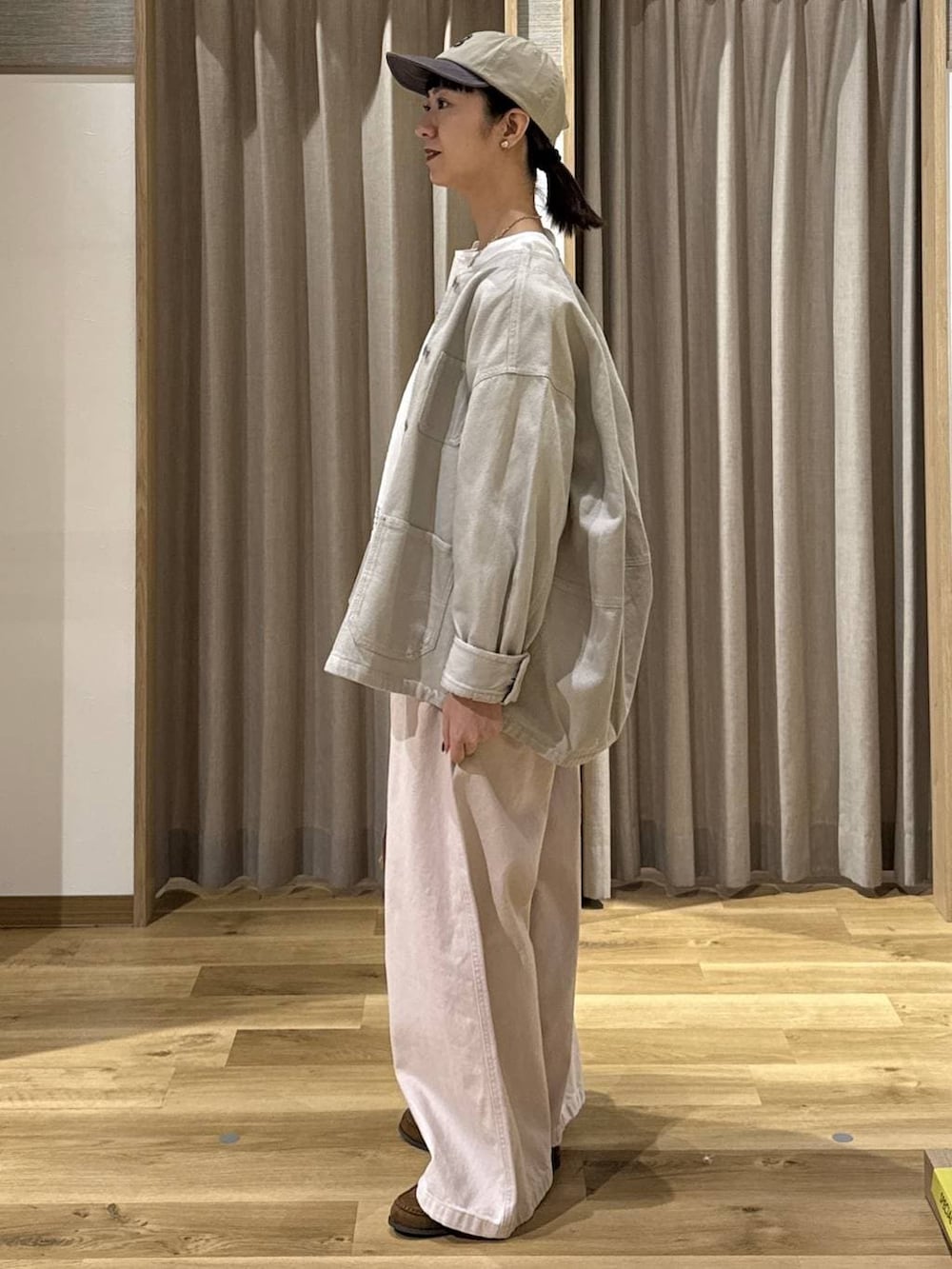 グレー系のノーカラージャケット、ピンク系のチノパンツ、イエロー系のローファーを着用したレディースの冬コーディネートの2枚目の写真