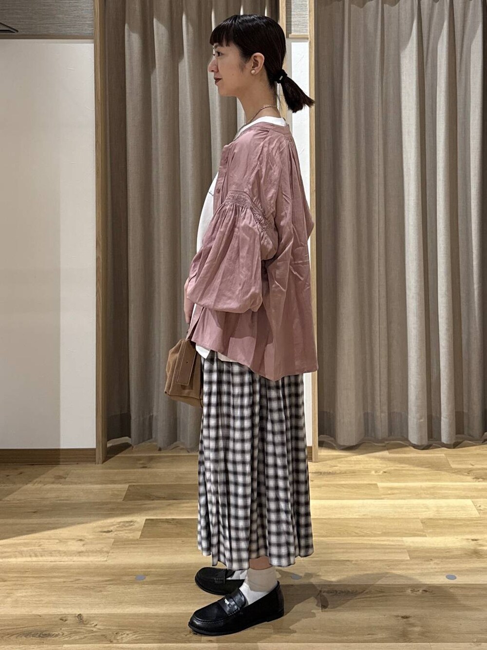 その他のTシャツ/カットソー、ブラック系のローファー、ブラウン系のショルダーバッグを着用したレディースの冬コーディネートの2枚目の写真