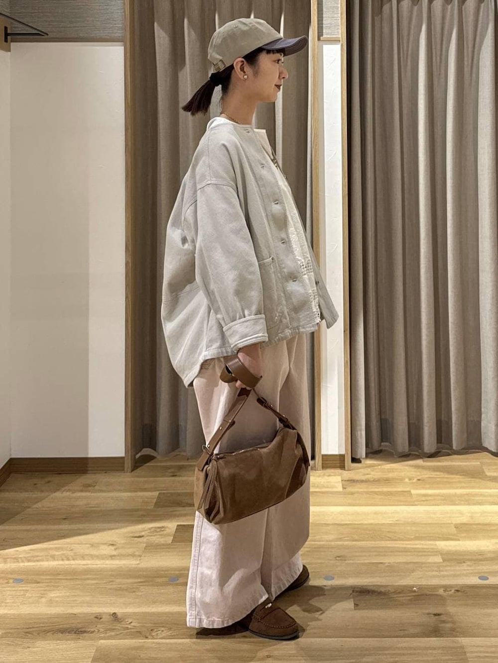 グレー系のノーカラージャケット、ピンク系のチノパンツ、イエロー系のローファーを着用したレディースの冬コーディネートの4枚目の写真