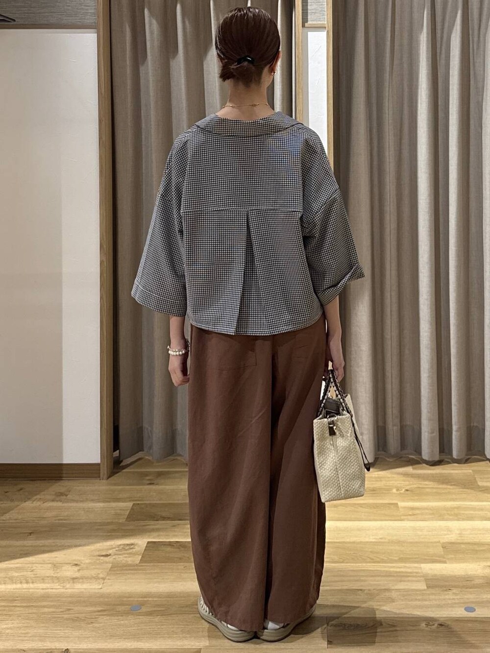 ベージュ系のショルダーバッグ、ブラウン系のその他パンツ、その他のシャツ/ブラウスを着用したレディースの夏コーディネートの4枚目の写真