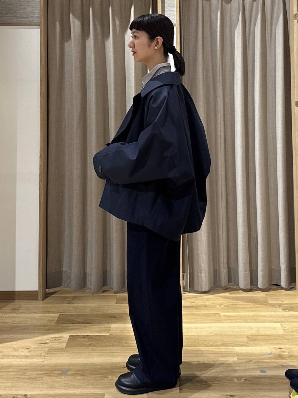 ブラック系のサンダル、グレー系のシャツ/ブラウス、ブルー系のその他パンツを着用したレディースの春コーディネートの3枚目の写真