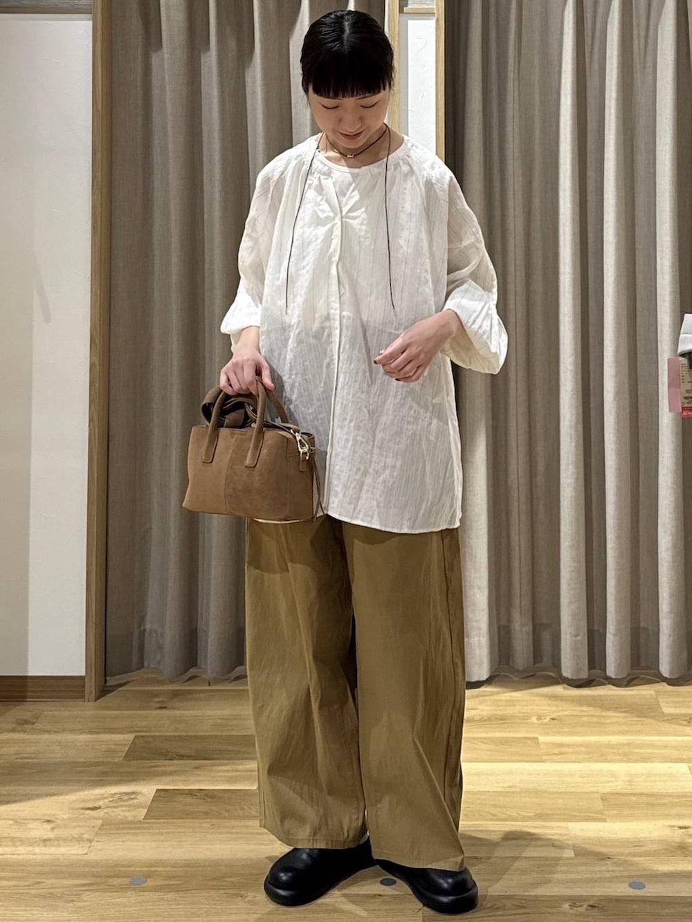 ブラック系のサンダル、ベージュ系のその他パンツ、ベージュ系のシャツ/ブラウスを着用したレディースの春コーディネートの2枚目の写真