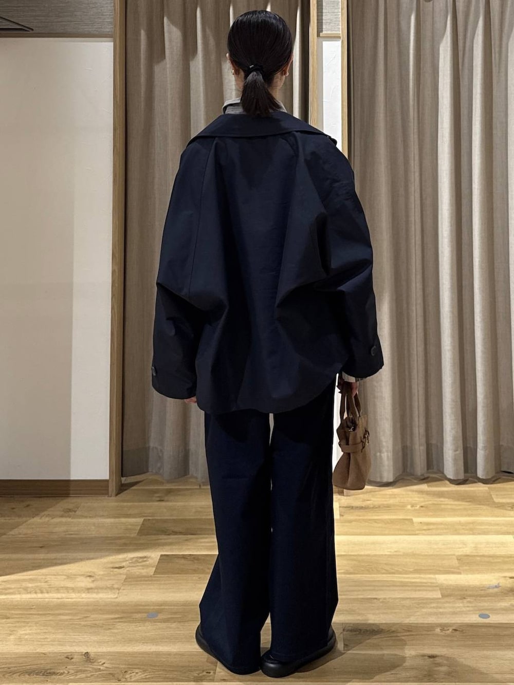 ブラック系のサンダル、グレー系のシャツ/ブラウス、ブルー系のその他パンツを着用したレディースの春コーディネートの4枚目の写真