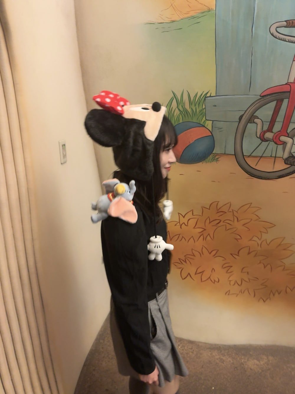 ブラック系のシャツワンピース、その他のパンツ、ブラック系のブーツを着用したレディースの秋コーディネートの2枚目の写真