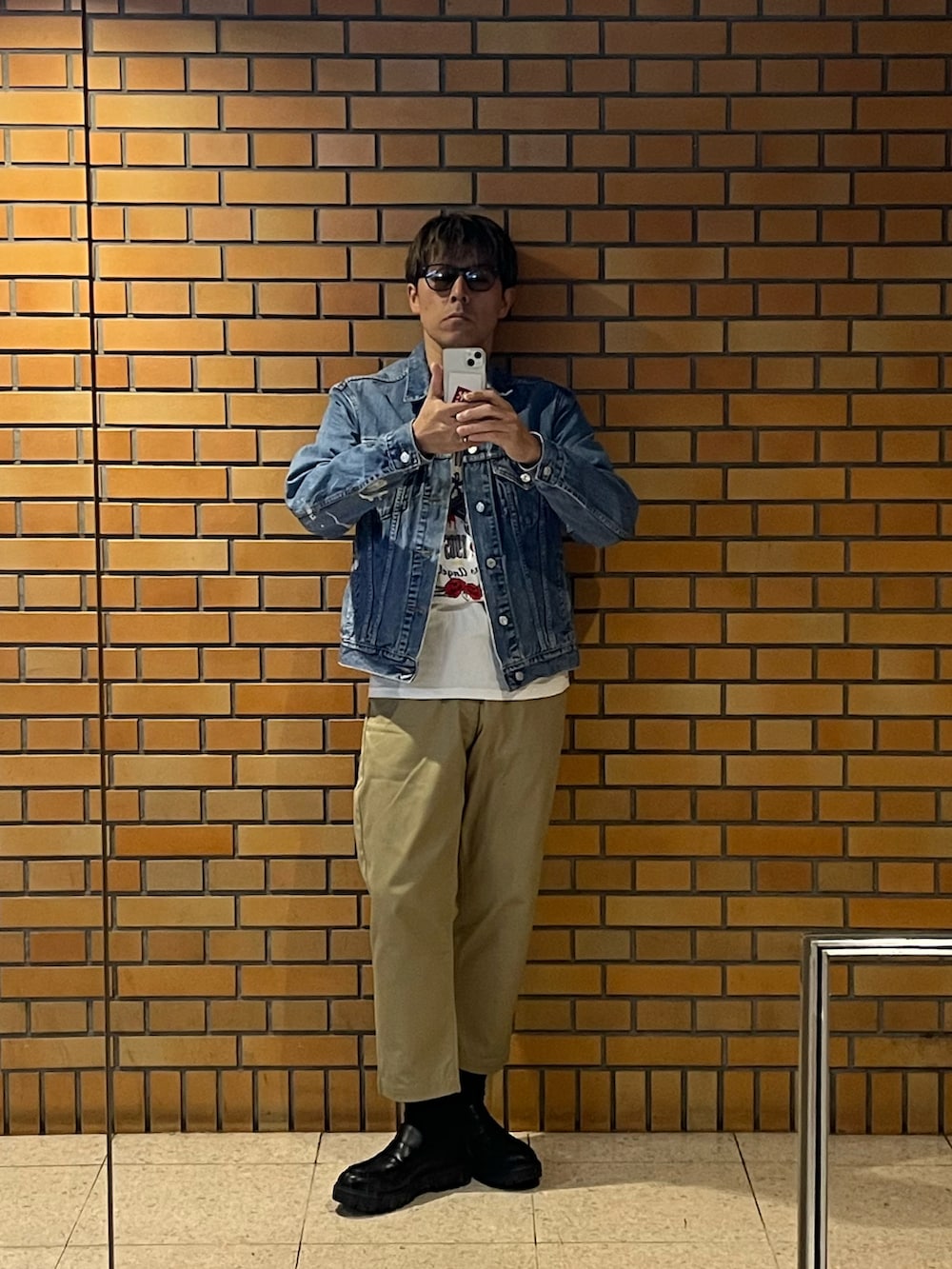 ベージュ系のチノパンツ、ブルー系のデニムジャケット、シルバー系のリングを着用したメンズの秋コーディネートの5枚目の写真