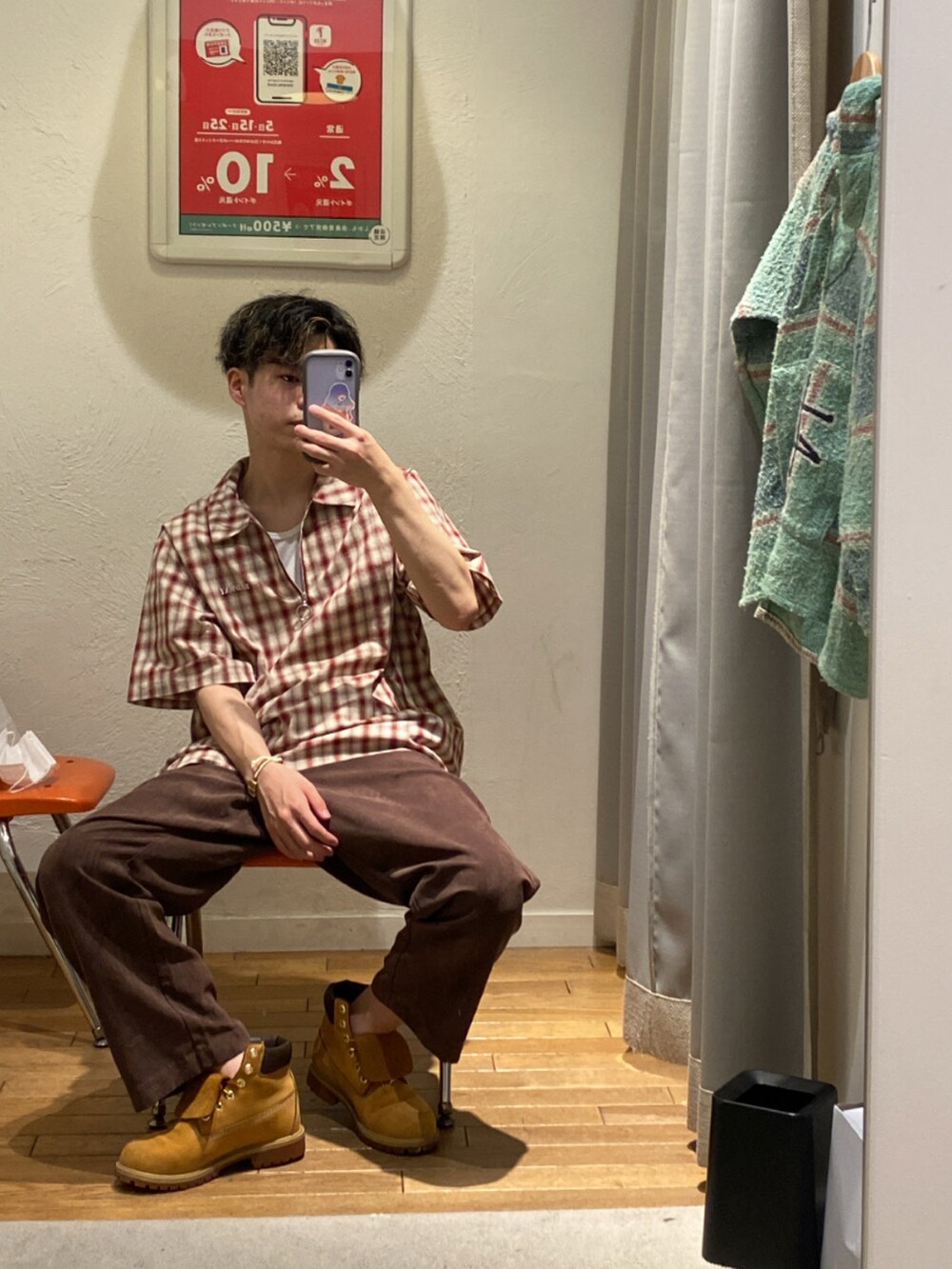 ブラウン系のシューズを着用したメンズの秋コーディネートの2枚目の写真