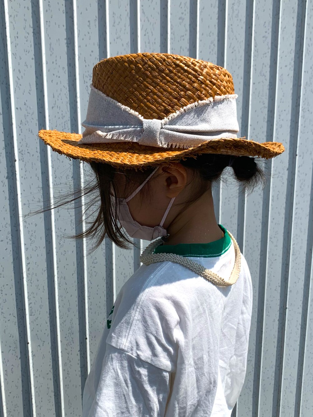 シルバー系のチノパンツ、グリーン系のスニーカー、ホワイト系のTシャツ/カットソーを着用したキッズの秋コーディネートの4枚目の写真