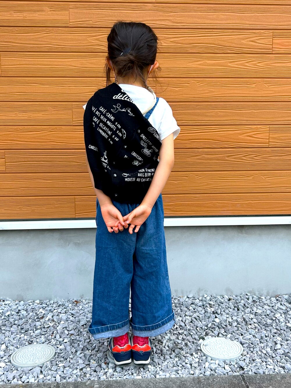 「カジュアルコーデ、春夏コーデ、休日スタイル、キッズコーデ、白Tシャツ、おしゃれさんと繋がりたい、着回しコーデ、女の子、ニューバランス、靴下屋、パンツスタイル、カジュアル、カーディガン、おんなのこ、ラクチンコーデ」｜「CIAOPANIC TYPYの【KIDS】【TYPY DENIM】甘織デニムサス付きパンツ（サロペット/オーバーオール、ブルー系）」を使った、huu0831さん（キッズ・120cm）の春コーディネートの2枚目の写真