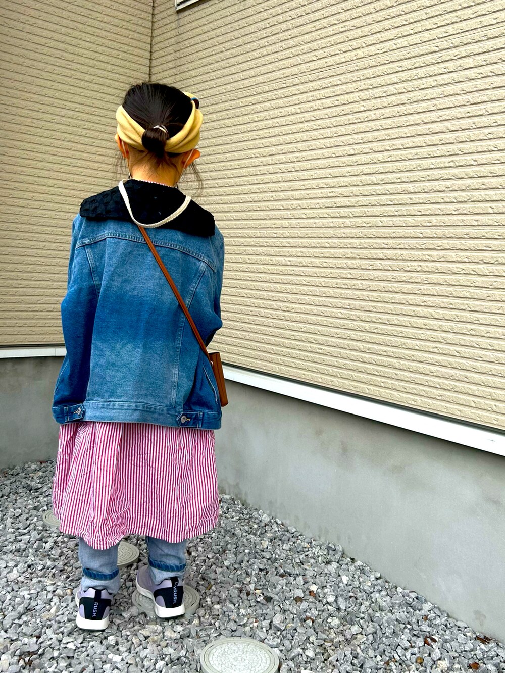 「キッズコーデ、女の子コーデ、デニムパンツ、ジャケット、おしゃれさんと繋がりたい、キッズファッション、着回しコーデ、休日スタイル、カジュアル、ワンピース、おんなのこ、ヘアバンド、ジャケットスタイル、ショルダーバッグ、冬コーデ」｜「GUのアイテム（ジャケット/アウター、ブルー系）」を使った、huu0831さん（キッズ・120cm）の冬コーディネートの2枚目の写真