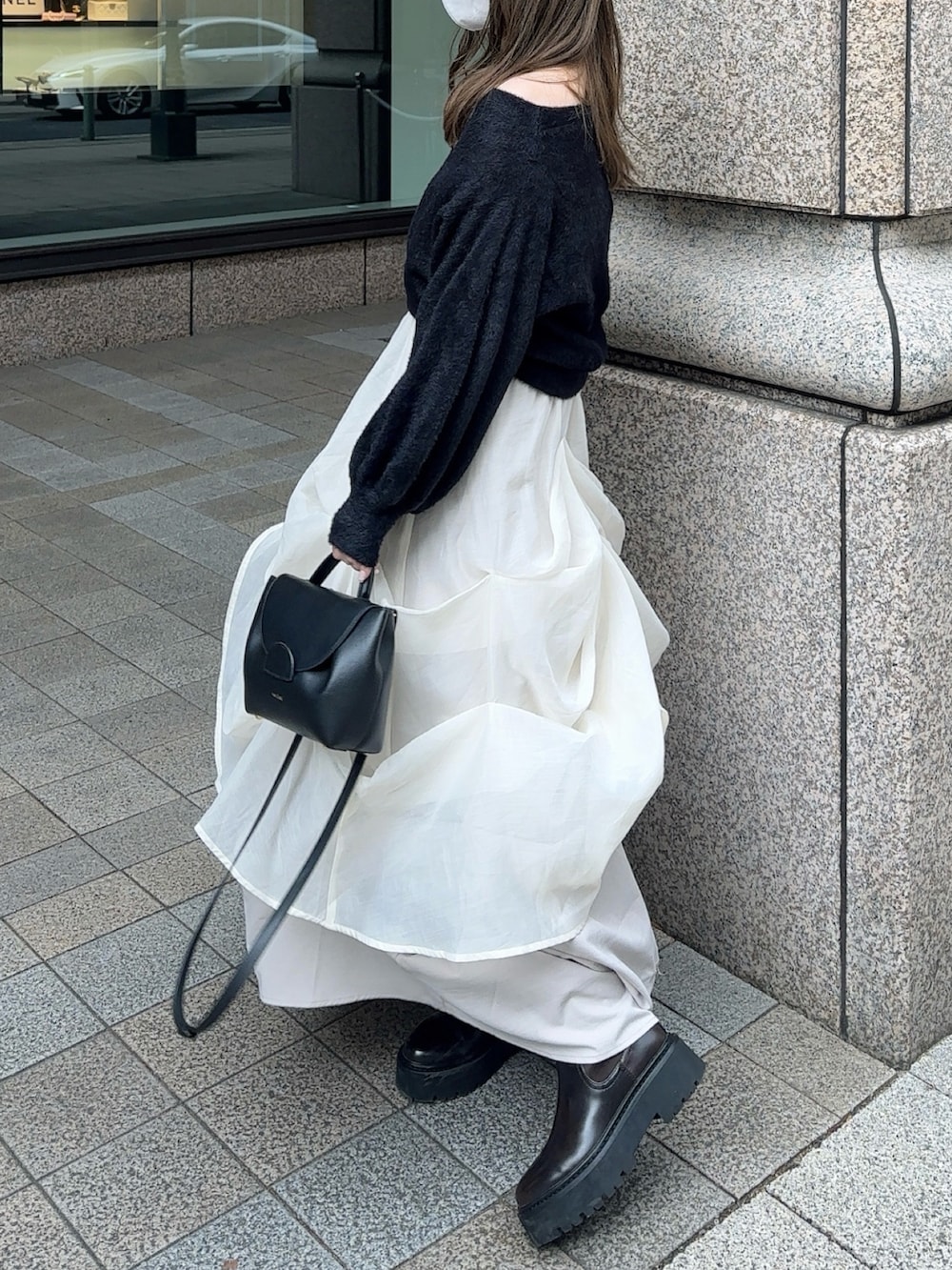 「大人女子、シンプルスタイル、キレイめカジュアル、オトナカジュアル、ニットコーデ、オフショルニット、オフショル、スカートコーデ、スカート、ニット/セーター、レディースファッション、大人かわいい、モノトーン、いいね、save、フォローお願いします🤑」｜「Louereのオフショルシャギーニット（ニット/セーター、ブラック系）」を使った、fu yuさん（レディース・160cm）の冬コーディネートの2枚目の写真