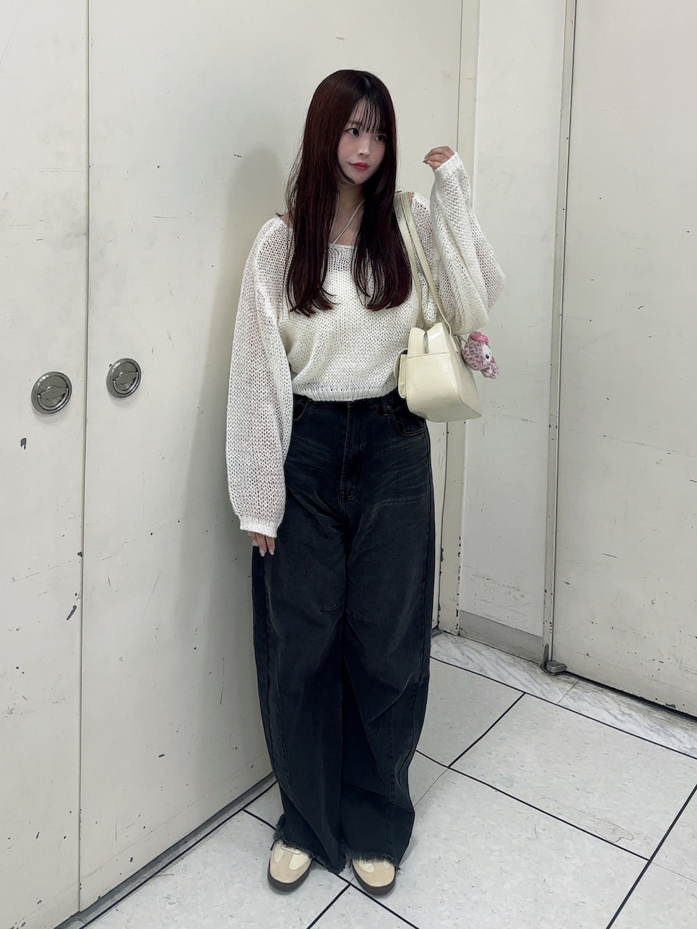 「秋っぽコーデ更新中、レイヤードスタイル、秋のコーデ、休日スタイル、デニム、スニーカーコーデ、スニーカー、今日のコーデ、秋服、お洒落さんとつながりたい、いいね、save、フォローお願いします🤑、GRL、プチプラコーデ、骨格ストレート」｜「Re:EDITの[2024 SUMMER COLLECTION][新色追加][低身長/高身長/大きいサイズ有]裾フリンジカーブデニムパンツ（デニムパンツ、ブラック系）」を使った、fu yuさん（レディース・160cm）の秋コーディネートの2枚目の写真