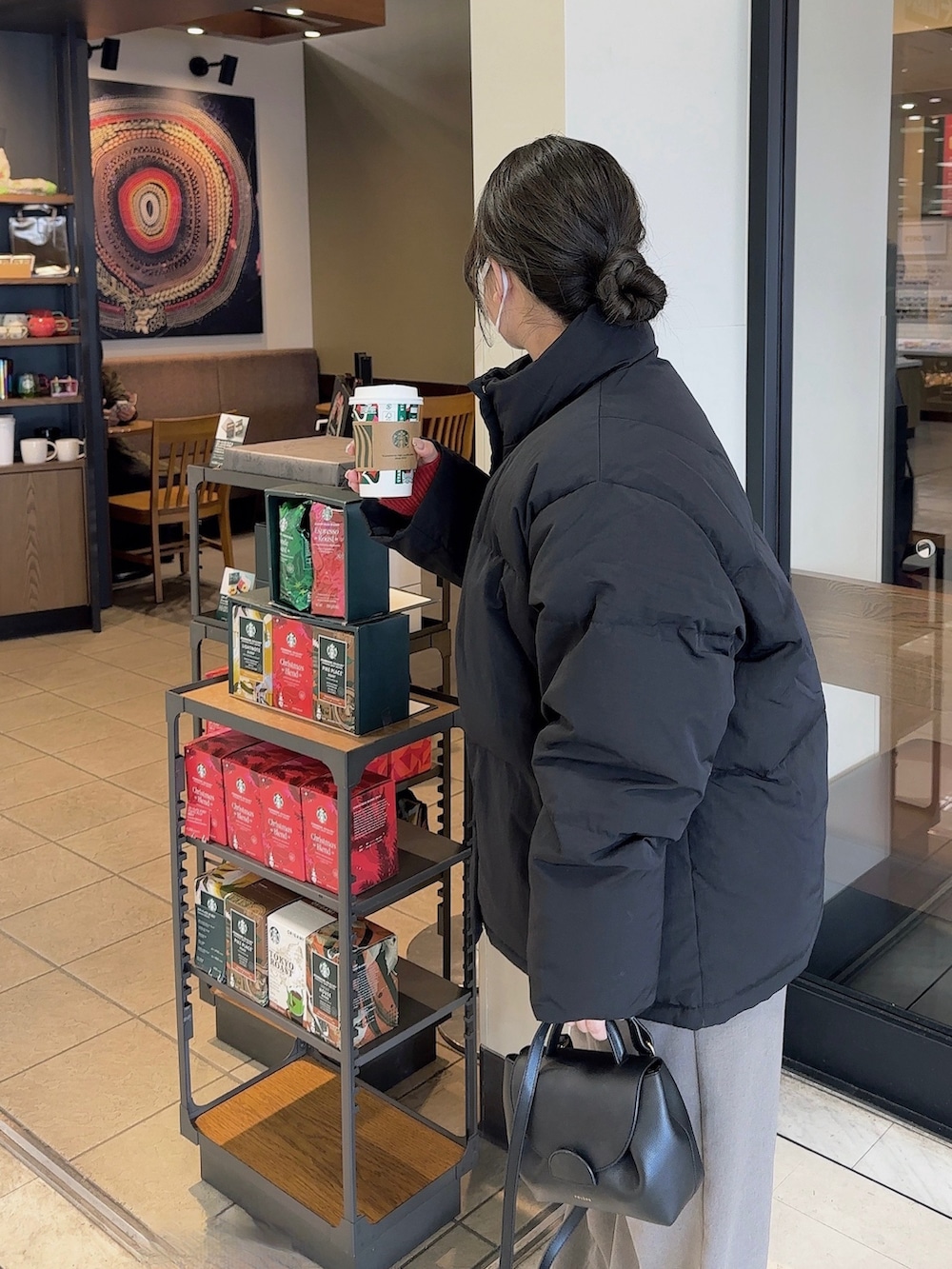 「新星WEARISTAにエントリー、大人カジュアル、冬、あったかコーデ、ootd、ダウンジャケット、今日のコーデ、おしゃれさんと繋がりたい、オーバーサイズ、骨格ウェーブ、カジュアルコーデ、ブラックコーデ、大人コーデ」｜「Ungridのミドル丈ルーズシルエットダウン（ダウンジャケット/コート、ブラック系）」を使った、fu yuさん（レディース・160cm）の冬コーディネートの2枚目の写真