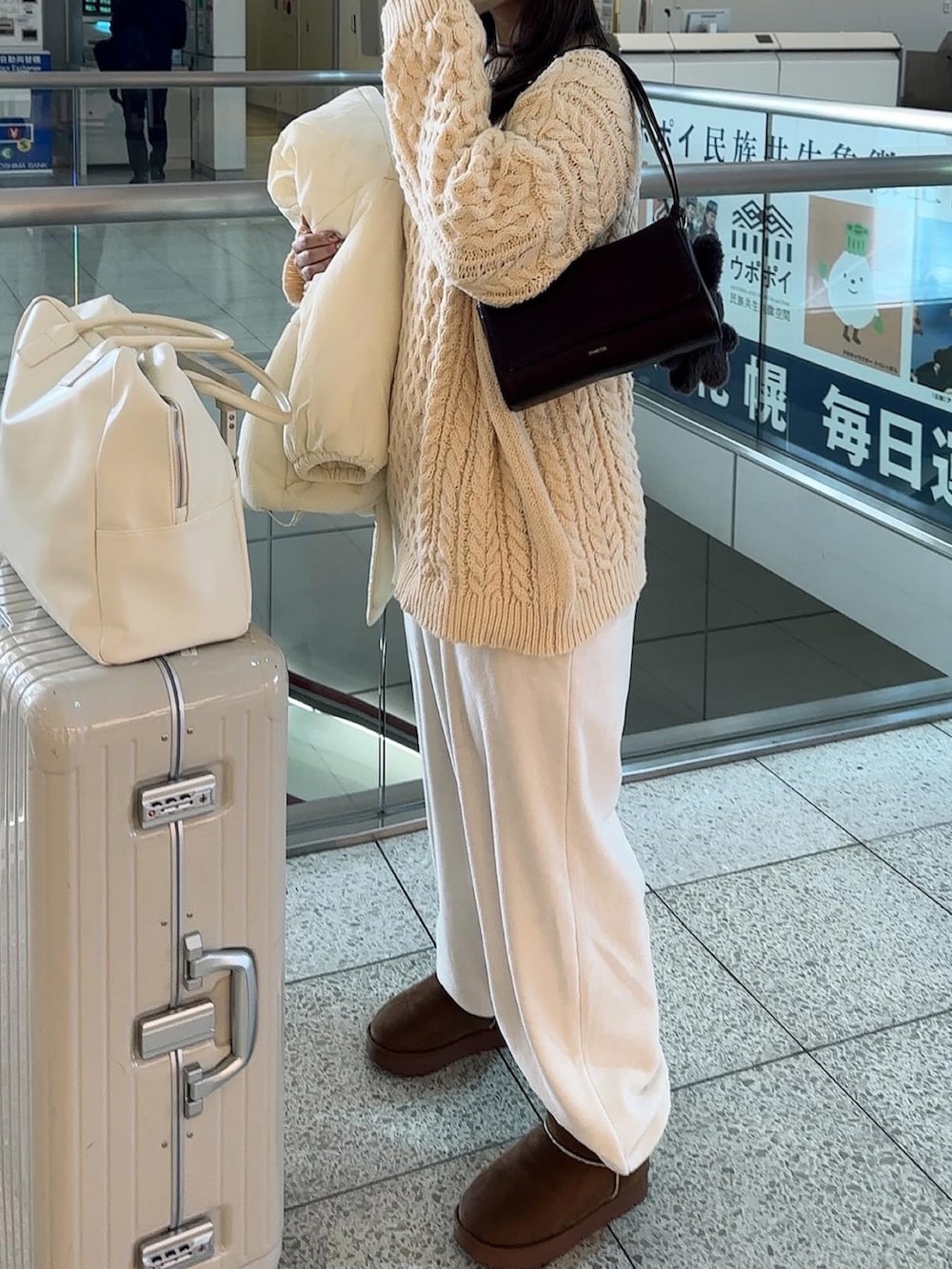 「新星WEARISTAにエントリー、冬のコーデ、お出かけコーデ、旅行コーデ、カジュアルコーデ、ニットコーデ、パンツスタイル、クリスマスコーデ、ワントーンコーデ、帽子、ムートンブーツ、ニット帽、スウェットパンツ、韓国ファッション」｜「VANNIE UのキャリーオントラベルボストンBAG／大容量・マルチポケット（ボストンバッグ、ホワイト系）」を使った、fu yuさん（レディース・160cm）の冬コーディネートの3枚目の写真