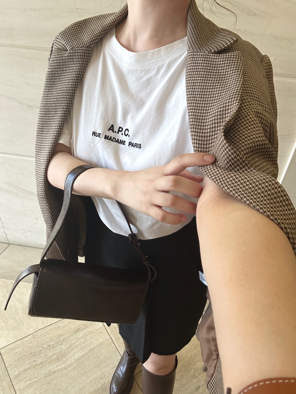 「アツいコーデ全部見せ、お出かけコーデ、秋服準備はじめました、今日のコーデ、お洒落さんとつながりたい、秋服、ロングブーツ、ショートパンツ、ジャケット、ジャケットスタイル、秋先取りコーデ、きれいめカジュアル、秋カラー、Tシャツ、秋服コーデ」｜「GUのアイテム（パンツ、ブラック系）」を使った、fu yuさん（レディース・160cm）の夏コーディネートの2枚目の写真