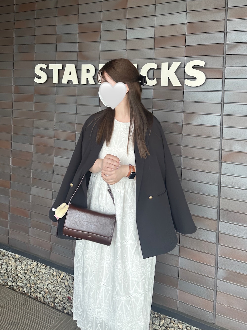 「きれいめカジュアル、お出かけコーデ、ジャケットスタイル、ジャケット、ZARA、スニーカー、スニーカーコーデ、ワンピース、お洒落さんとつながりたい、ロングワンピース、キレイめカジュアル、オトナカワイイ、イエベ春」｜「JUNOAHのスリットスリーブ金ボタンテーラードジャケット（テーラードジャケット、ブラック系）」を使った、fu yuさん（レディース・160cm）の夏コーディネートの2枚目の写真