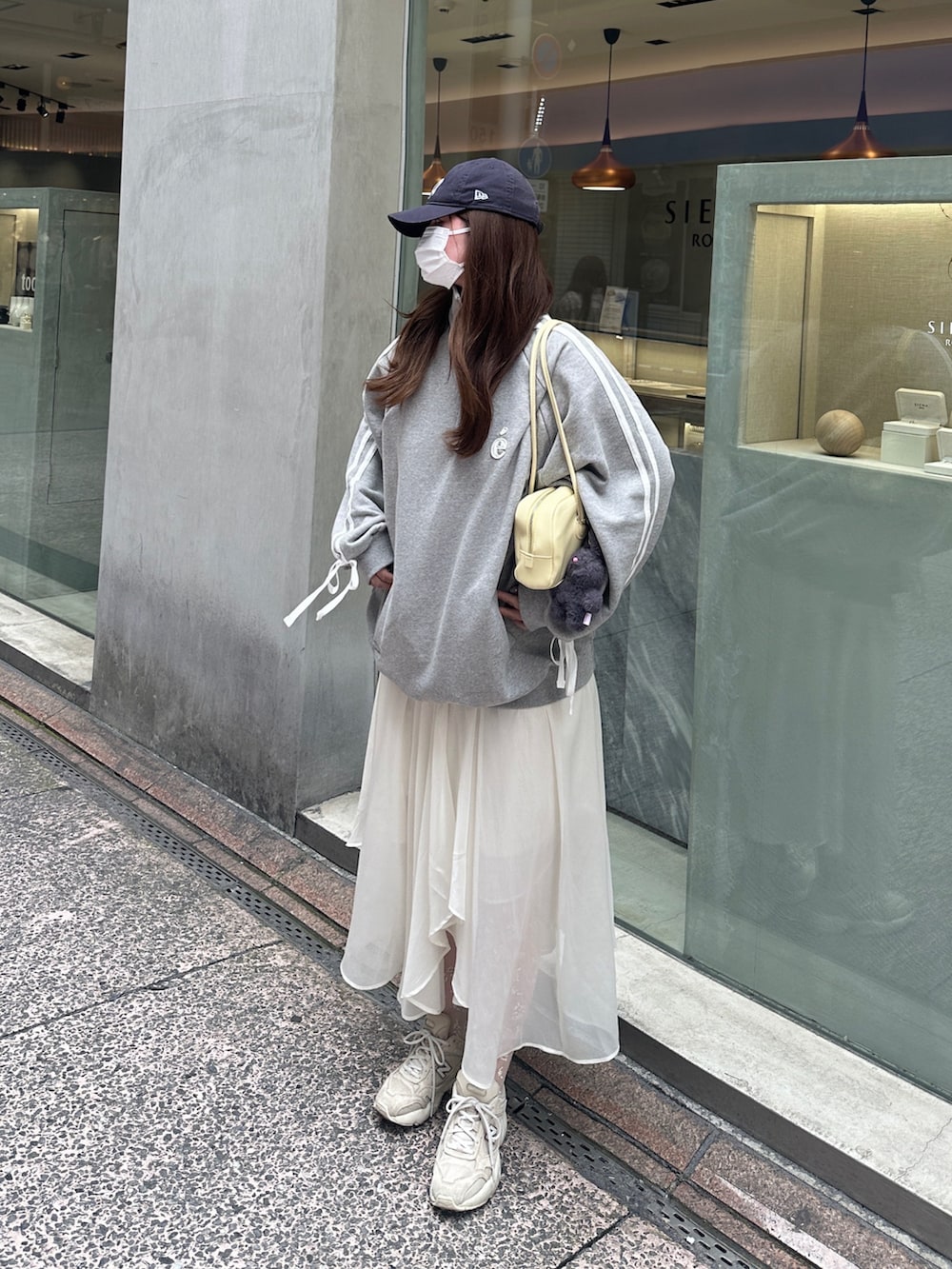 「秋コーデ、パステルカラー、秋、韓国ファッション、スウェット、休日スタイル、スカート、キャップ、カジュアルコーデ、ラクチンコーデ、お洒落さんとつながりたい、いいね、save、フォローお願いします🤑」｜「NEW BALANCEのアイテム（スニーカー、ベージュ系）」を使った、fu yuさん（レディース・160cm）の秋コーディネートの3枚目の写真