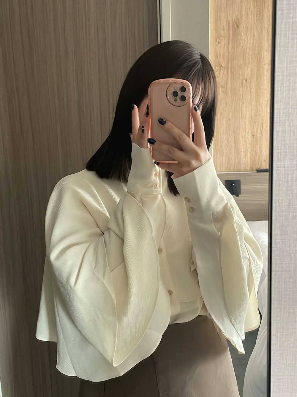 「秋先取りコーデ、マーメイドスカート、淡色コーデ、淡色女子、ブラウス、ブラウン、ブラウンコーデ、シンプルコーデ、きれいめコーデ、きれいめカジュアル、秋服準備はじめました、秋コーデ、秋服、秋っぽコーデ更新中」｜「LAUIRのスリットマーメイドロングスカート(薄手伸縮生地)（スカート、ブラウン系）」を使った、fu yuさん（レディース・160cm）の秋コーディネートの2枚目の写真
