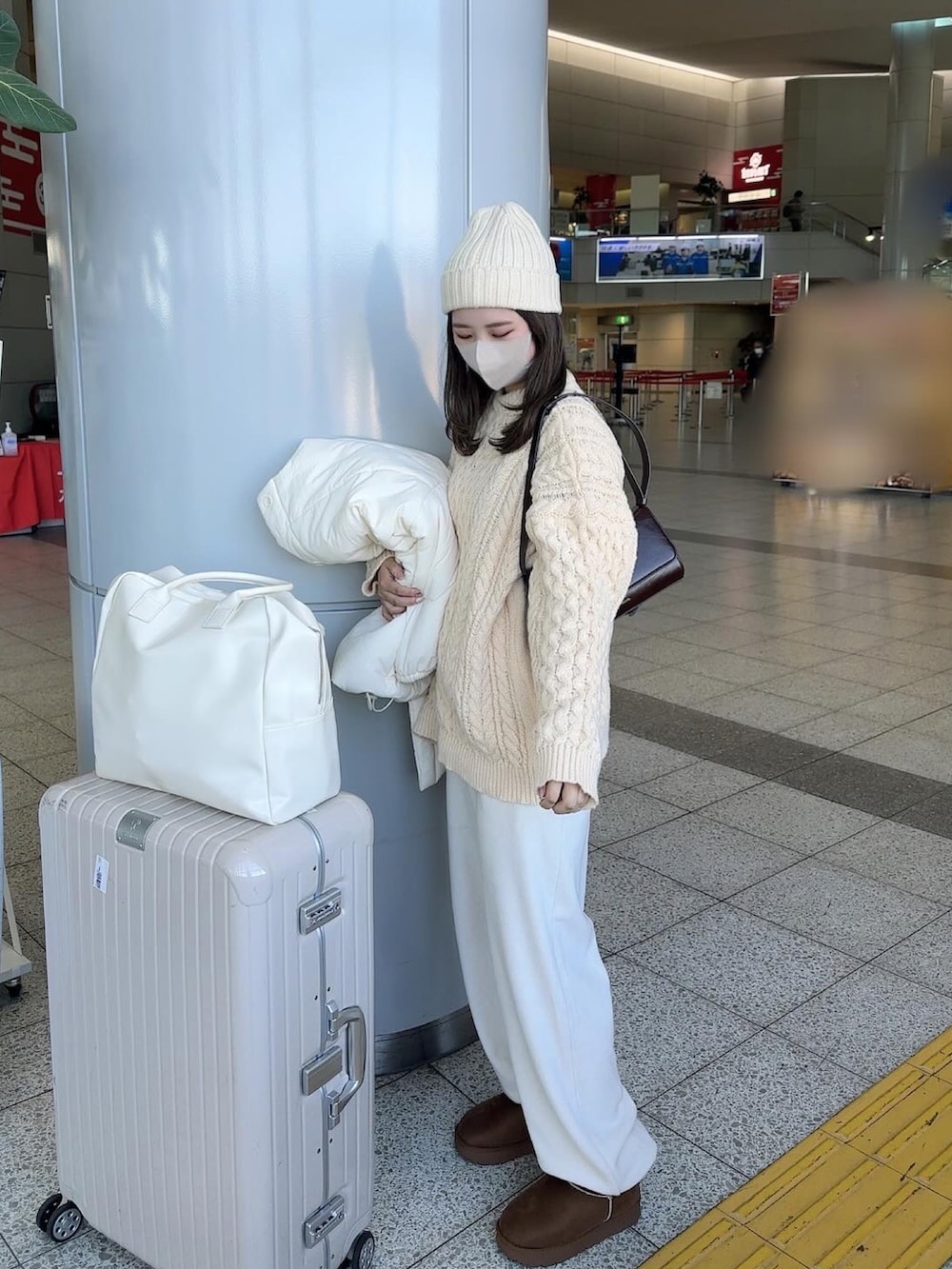 「新星WEARISTAにエントリー、冬のコーデ、お出かけコーデ、旅行コーデ、カジュアルコーデ、ニットコーデ、パンツスタイル、クリスマスコーデ、ワントーンコーデ、帽子、ムートンブーツ、ニット帽、スウェットパンツ、韓国ファッション」｜「VANNIE UのキャリーオントラベルボストンBAG／大容量・マルチポケット（ボストンバッグ、ホワイト系）」を使った、fu yuさん（レディース・160cm）の冬コーディネートの2枚目の写真