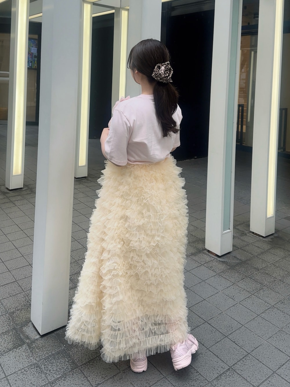 「レイヤードスタイル、大人かわいい、楽チンコーデ、夏コーデ、ガーリー、ガーリーコーデ、ZARA、ザラ、チュール、チュールスカート、スニーカー、骨格ストレート、骨格ウェーブ、いいね、save、フォローお願いします🤑、ピンクシャツ」｜「ZARAのアイテム（Tシャツ/カットソー、ピンク系）」を使った、fu yuさん（レディース・160cm）の夏コーディネートの3枚目の写真