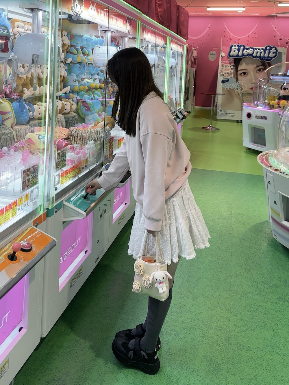 「最近のいい感じコーデ、映画、韓国ファッション、スウェット、おでかけコーデ、オトナカジュアル、春ファッション、今日のコーデ、スニーカー、ミニスカート、プチプラ、春コーデ、いいね、save、フォローお願いします🤑、春服、骨格ストレート」｜「ROCKFISH WEATHERWEARのBRYN VELCRO SNEAKRES(MESH)（スニーカー、ブラック系）」を使った、fu yuさん（レディース・160cm）の春コーディネートの3枚目の写真