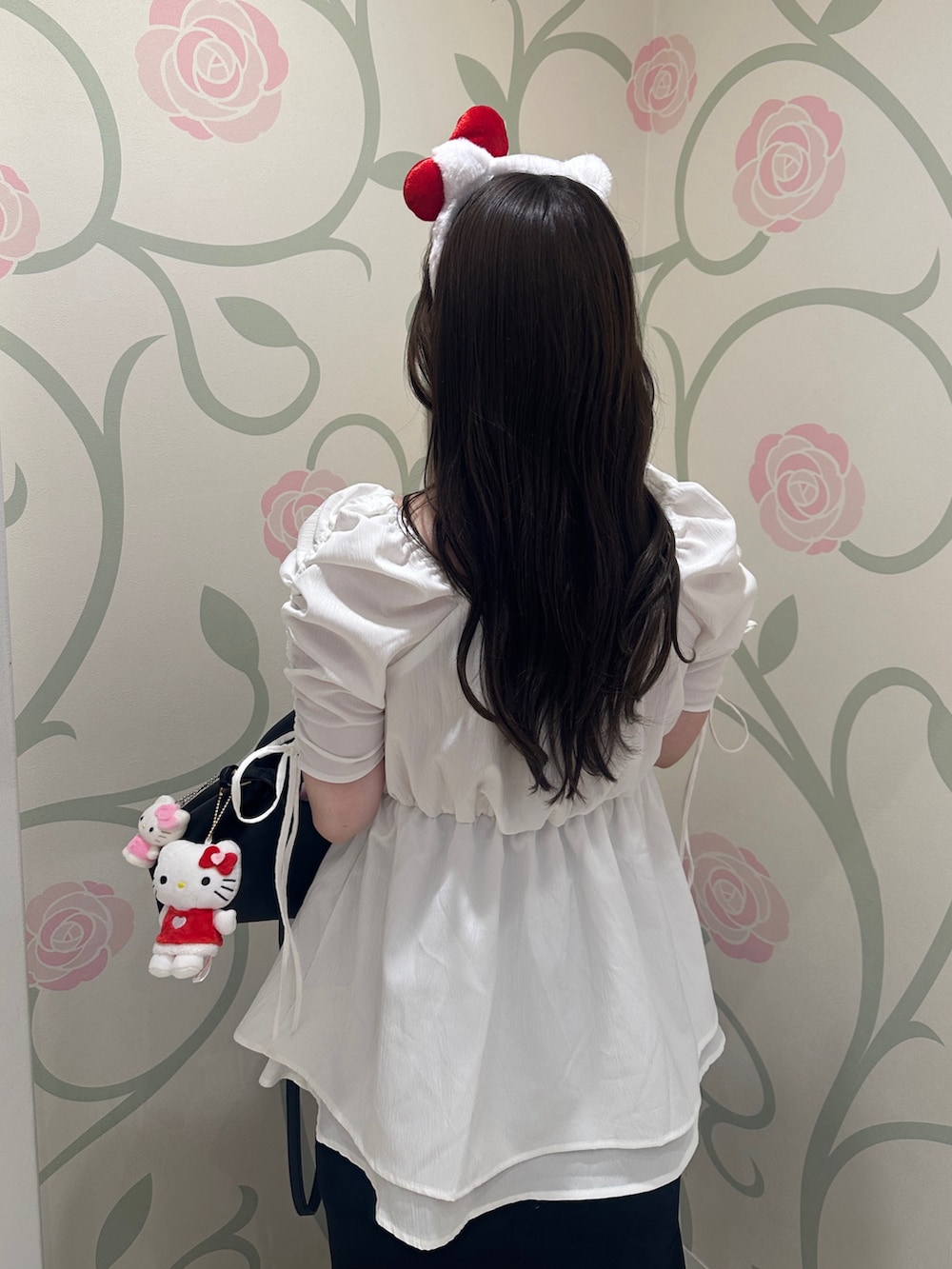 「夏コーデ、アツいコーデ全部見せ、プチプラ、白Tシャツ、お出かけコーデ、テーマパークコーデ、テーマパーク、スカート、マーメイドスカート、ガーリー、おでかけコーデ、サンリオピューロランド、モノトーン、ガーリーコーデ」｜「GRLのアイテム（シャツ/ブラウス、ホワイト系）」を使った、fu yuさん（レディース・160cm）の夏コーディネートの2枚目の写真
