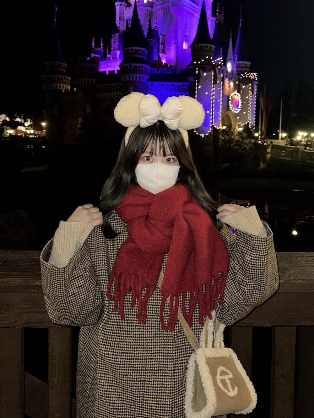 「新星WEARISTAにエントリー、お出かけコーデ、ディズニーコーデ、クリスマスに着たい服、クリスマスコーデ、デートコーデ、骨格ウェーブ、秋冬コーデ、おでかけコーデ、カジュアルコーデ、ロングコート、マフラー」｜「UGGのアイテム（ショルダーバッグ、ブラウン系）」を使った、fu yuさん（レディース・160cm）の冬コーディネートの2枚目の写真