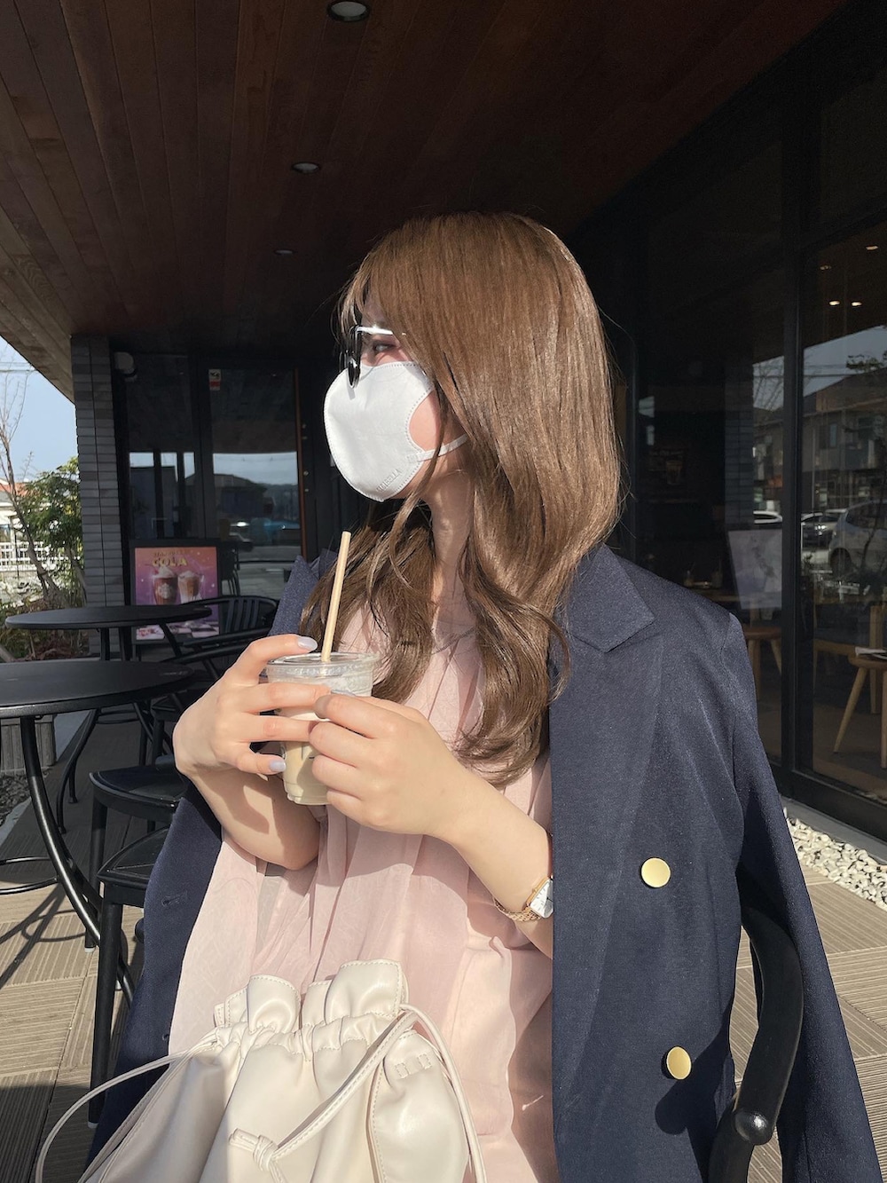 ブルー系のテーラードジャケット、ホワイト系のショルダーバッグ、ピンク系のシャツ/ブラウスを着用したレディースの春コーディネートの3枚目の写真