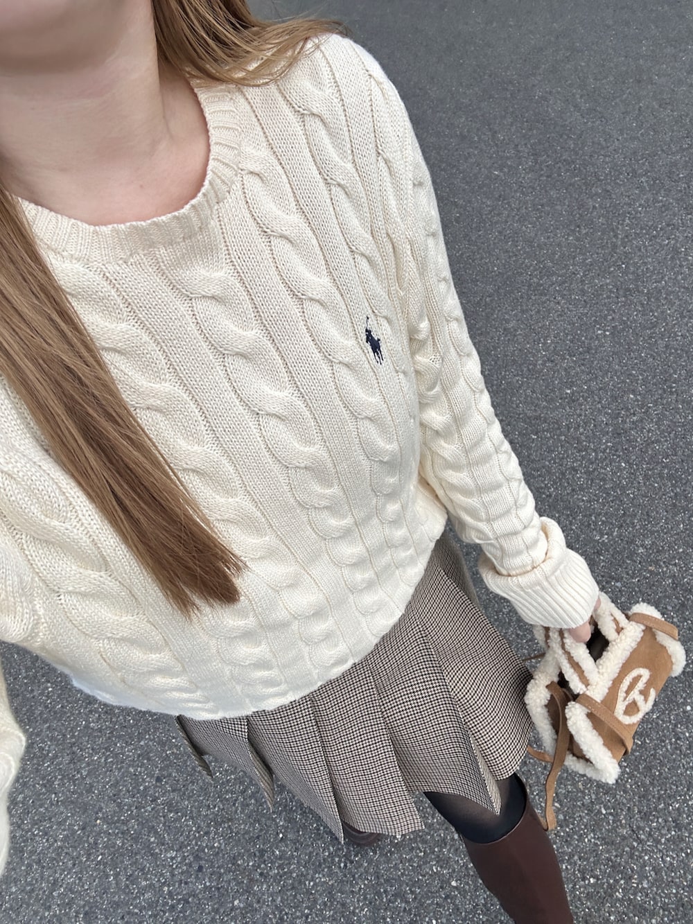 「ブラウン、ニットコーデ、シンプルスタイル、秋冬コーデ、秋冬、クリスマスコーデ、秋服コーデ、秋っぽコーデ更新中、ニット、ラルフローレン、骨格ストレート、キャップ、おでかけコーデ、今日のコーデ、秋服」｜「POLO RALPH LAURENのケーブルニット コットン セーター（ニット/セーター、ベージュ系）」を使った、fu yuさん（レディース・160cm）の秋コーディネートの2枚目の写真
