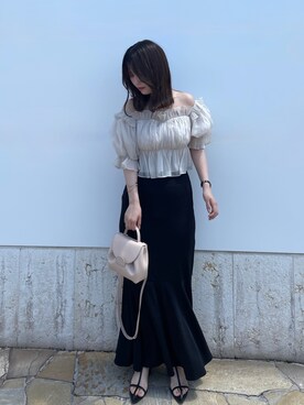 ボリュームギャザーフリルオフショルブラウスを使った人気ファッション