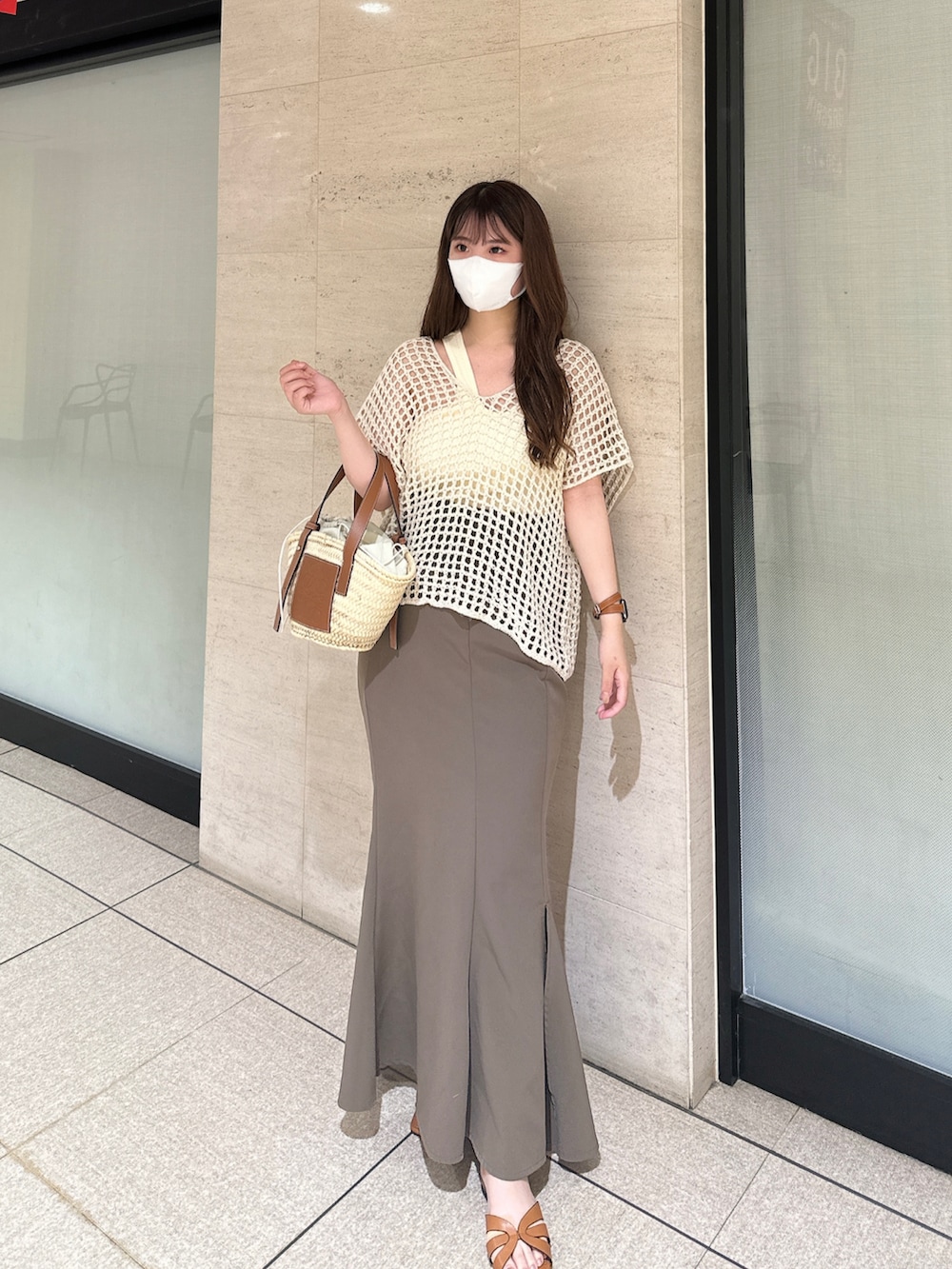 「休日コーデ、淡色コーデ、淡色女子、綺麗めカジュアル、夏コーデ、ホワイトコーデ、変形トップス、かごバッグ、今日のコーデ、レイヤードスタイル、shein、夏服」｜「LOEWEのバスケットバッグ スモール (ヤシの葉＆カーフ)（かごバッグ、ベージュ系）」を使った、fu yuさん（レディース・160cm）の夏コーディネートの2枚目の写真