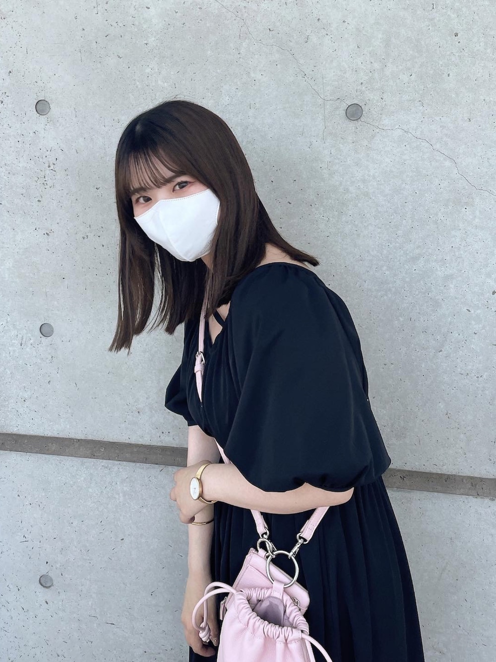 「おでかけコーデ、大人女子、きれいめカジュアル、ワンピース、シンプルスタイル、プチプラコーデ、ワントーンコーデ、おしゃれさんと繋がりたい、淡色コーデ、ブラックコーデ、スニーカーコーデ、ラクチンコーデ、着回しコーデ」｜「GRLのアイテム（ハット、ベージュ系）」を使った、fu yuさん（レディース・160cm）の春コーディネートの3枚目の写真