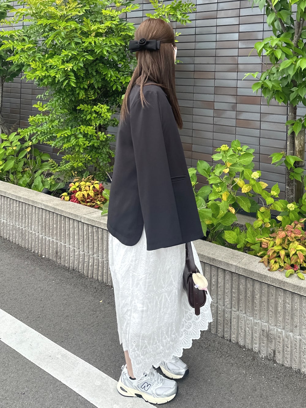 「きれいめカジュアル、お出かけコーデ、ジャケットスタイル、ジャケット、ZARA、スニーカー、スニーカーコーデ、ワンピース、お洒落さんとつながりたい、ロングワンピース、キレイめカジュアル、オトナカワイイ、イエベ春」｜「JUNOAHのスリットスリーブ金ボタンテーラードジャケット（テーラードジャケット、ブラック系）」を使った、fu yuさん（レディース・160cm）の夏コーディネートの4枚目の写真