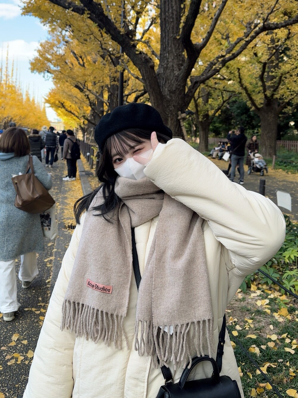 「新星WEARISTAにエントリー、冬のコーデ、お出かけコーデ、イチョウ並木、紅葉、ダウンジャケット、ホワイトコーデ、クリスマスコーデ、淡色コーデ、大人カジュアル、キレイめカジュアル、ワントーンコーデ」｜「Louereのハイウエストフレアマーメイドスカート（スカート、ブラック系）」を使った、fu yuさん（レディース・160cm）の冬コーディネートの2枚目の写真