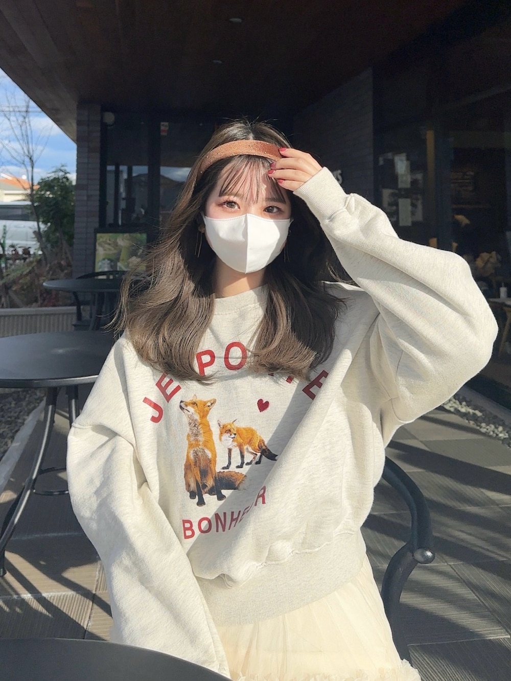 「おでかけコーデ、スウェット、休日コーデ、大人カジュアル、ラクチンコーデ、スニーカー女子、冬服、いいね、save、フォローお願いします🤑、淡色コーデ、ヘアアレンジ、スカート、チュールスカート、スニーカーコーデ、リラックススタイル、今日のコスメと服」｜「NUGUのアイテム（スウェット、グレー系）」を使った、fu yuさん（レディース・160cm）の冬コーディネートの2枚目の写真