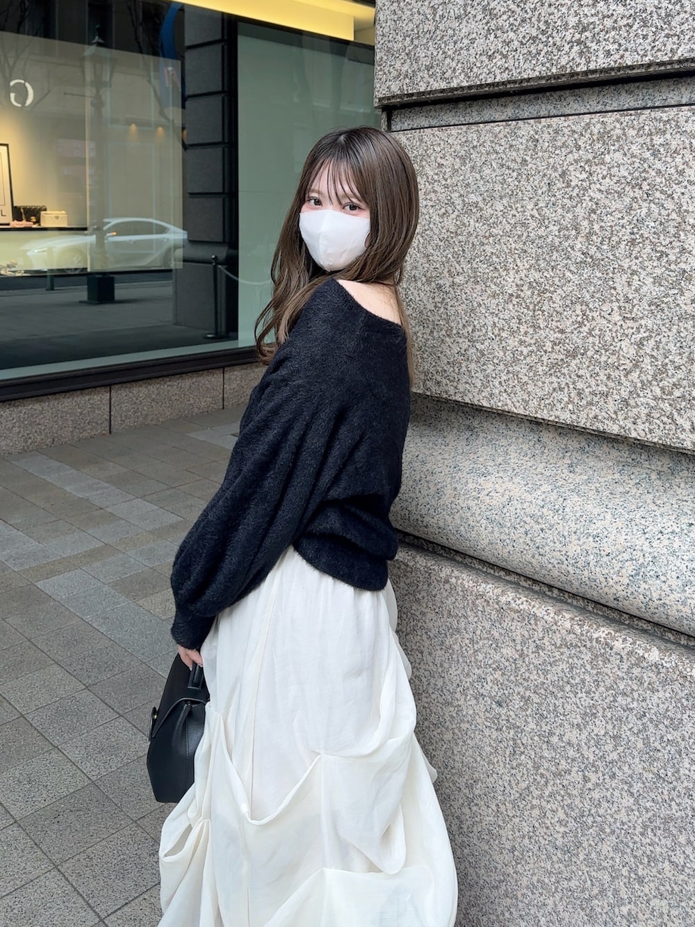 「大人女子、シンプルスタイル、キレイめカジュアル、オトナカジュアル、ニットコーデ、オフショルニット、オフショル、スカートコーデ、スカート、ニット/セーター、レディースファッション、大人かわいい、モノトーン、いいね、save、フォローお願いします🤑」｜「Louereのオフショルシャギーニット（ニット/セーター、ブラック系）」を使った、fu yuさん（レディース・160cm）の冬コーディネートの3枚目の写真