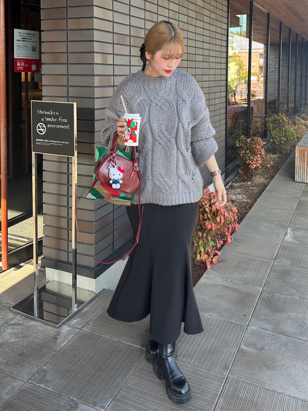 「お出かけコーデ、ワントーンコーデ、骨格ストレート、骨格ウェーブ、スカート、秋服、モノトーンコーデ、今日のコーデ、大人可愛い、大人ガーリー、きれいめカジュアル、キレイめカジュアル、休日スタイル、GRL」｜「GRLのアイテム（ニット/セーター、グレー系）」を使った、fu yuさん（レディース・160cm）の秋コーディネートの2枚目の写真
