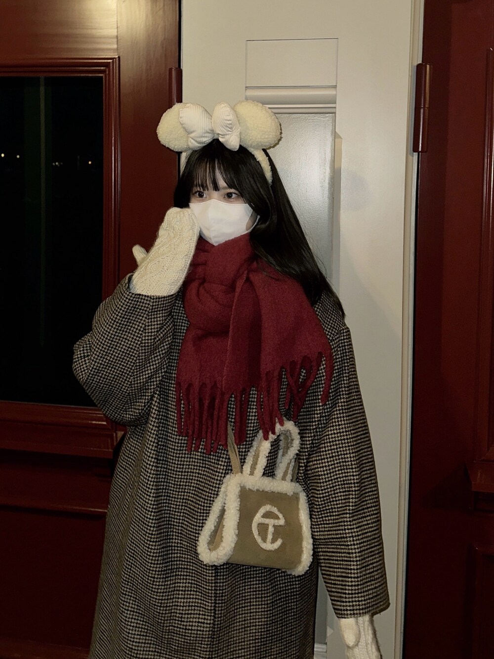 「新星WEARISTAにエントリー、お出かけコーデ、ディズニーコーデ、クリスマスに着たい服、クリスマスコーデ、デートコーデ、骨格ウェーブ、秋冬コーデ、おでかけコーデ、カジュアルコーデ、ロングコート、マフラー」｜「UGGのアイテム（ショルダーバッグ、ブラウン系）」を使った、fu yuさん（レディース・160cm）の冬コーディネートの3枚目の写真