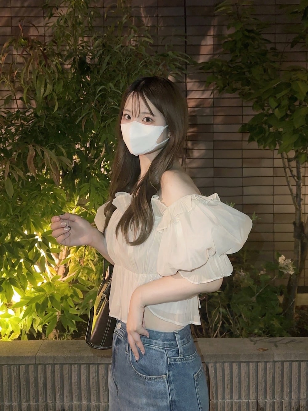 「シアートップス、デニム、夏コーデ、きれいめカジュアル、休日スタイル、オトナカジュアル、今日のコーデ、ootd、おでかけコーデ、snidel、スナイデル、ユニクロ、UNIQLO、初夏コーデ」｜「UNIQLOのハイライズフレアジーンズ（デニムパンツ、ブルー系）」を使った、fu yuさん（レディース・160cm）の夏コーディネートの2枚目の写真