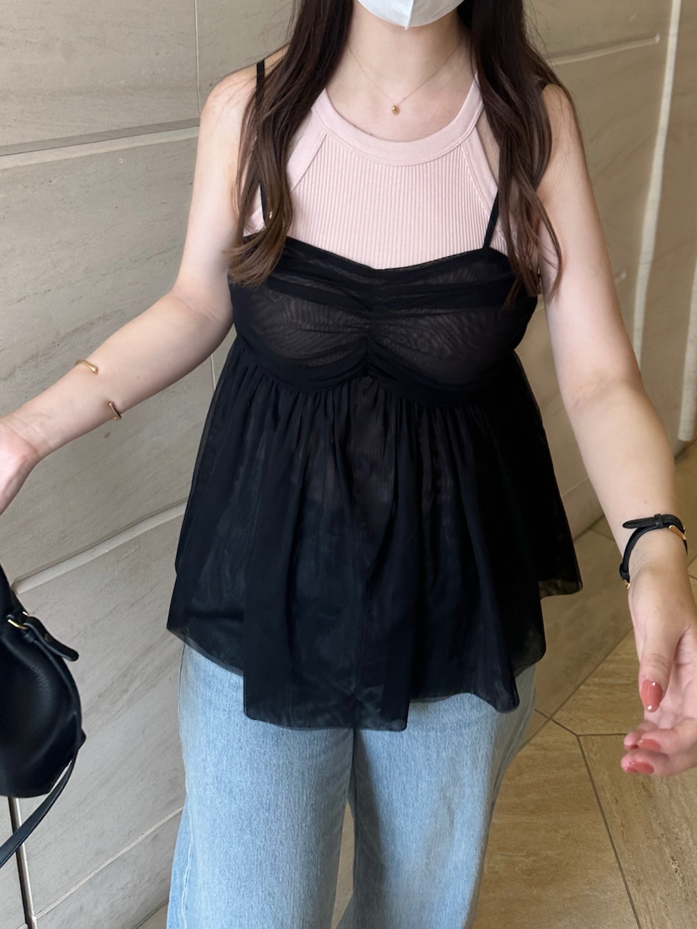 「さらっと晴れやかスナップ、夏コーデ、きれいめカジュアル、レイヤードスタイル、サンダルコーデ、ブラックコーデ、お洒落さんとつながりたい、ビスチェ、タンクトップ、いいね、save、フォローお願いします🤑、韓国ファッション」｜「JUNOAHのチュールギャザーキャミビスチェ（キャミソール、ブラック系）」を使った、fu yuさん（レディース・160cm）の夏コーディネートの3枚目の写真
